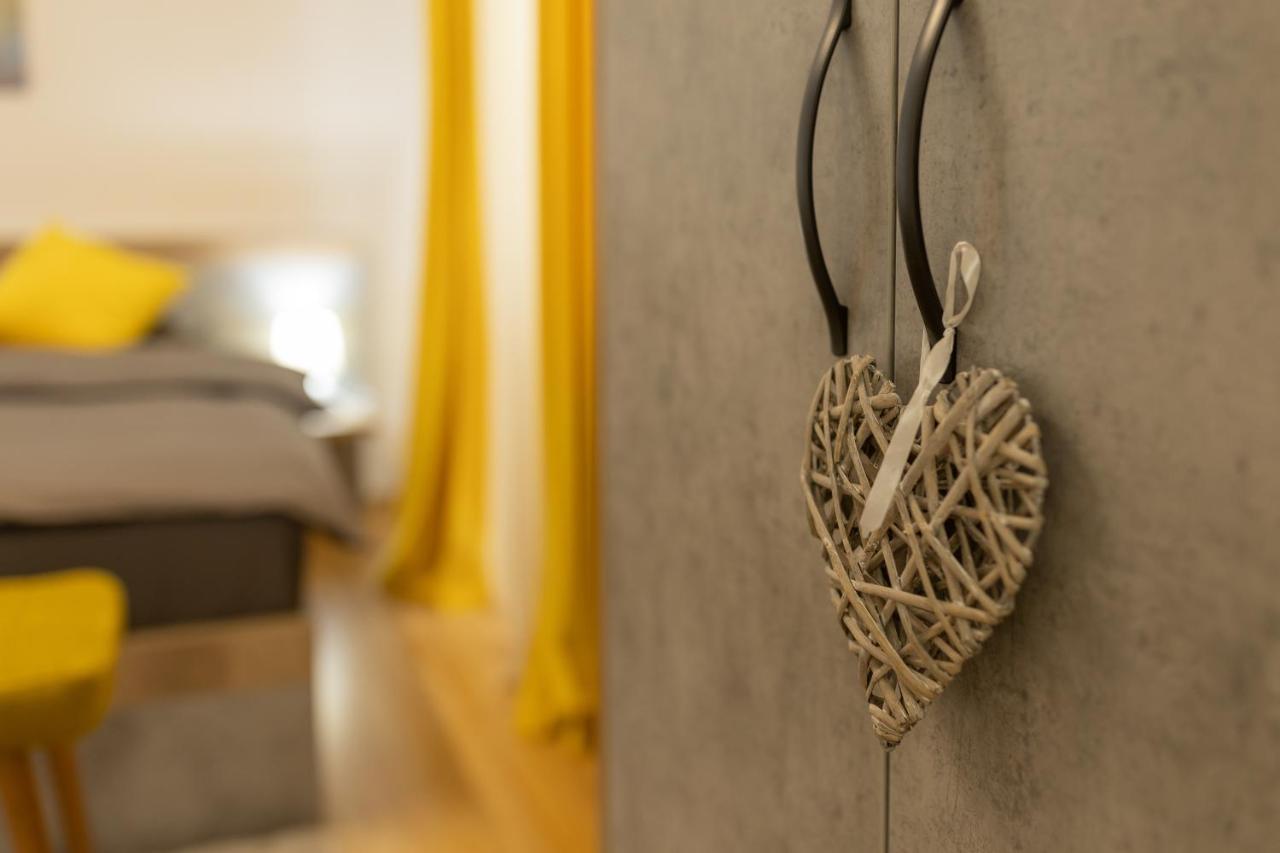 Luxury 2 Bedroom Holiday Apartment Piteşti Exteriör bild